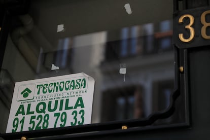 Un cartel de alquiler en Madrid