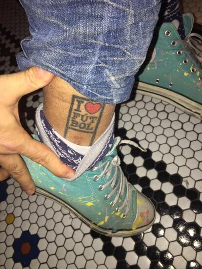 El tatuaje de Carlos Yuste en su tobillo derecho con el lema 'I love football' (me encanta el fútbol, en inglés).