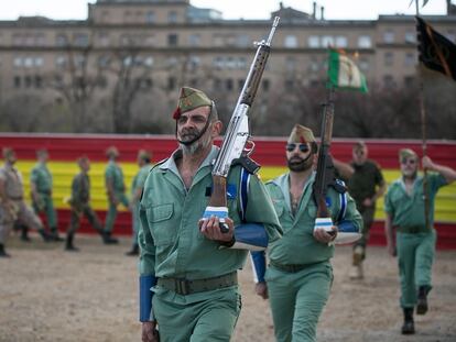 Els antics legionaris assagen una desfilada.