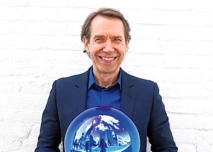 Un elemento importante de la obra de Koons es el uso de los reflejos. En el retrato sostiene una de las bolas que empleó en 'Gazing Ball' (2013).