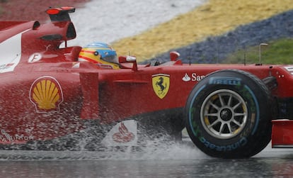 Gran Premio de Malasia: Alonso vence tras partir desde la octava posición en una carrera interrumpida durante una hora por la lluvia. Vettel finaliza undécimo, fuera de los puntos, y el español toma el liderato del Mundial