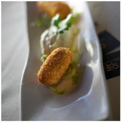 Croquetas de buey (1,5 €, unidad). En apariencia, parecidas a las de tu madre: bechamel a base de mantequilla, harina y leche, rebozado con huevo y harina. ¿El secreto? El interior: auténtica carne picada de buey. ¡Ah! Y un dato técnico que, sin duda, ayuda: freír las croquetas unos 30/40 segundos con aceite a 180 grados.
<a href="http://cajoanaltea.com/restaurante-altea/">Ca Joan.</a> Partida L'Olla, 146. Altea. Alicante.