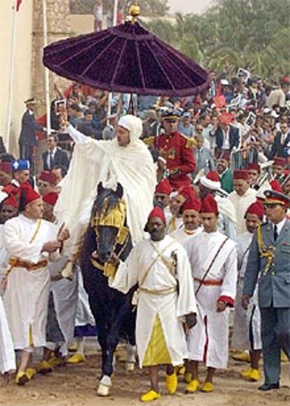 El rey Mohamed VI saluda a los habitantes de El Aaiún, durante su paseo en caballo por el centro de la ciudad.