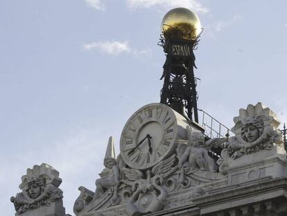 Reloj en la fachada de la sede del Banco de Espa&ntilde;a.