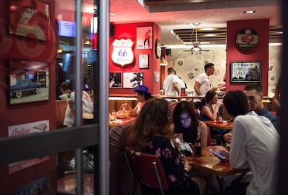 El restaurante Ruta 66 copia la estética de los cafés de la famosa carretera que une Chicago y Los Ángeles.