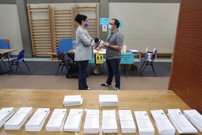 Papeletas con diferentes opciones políticas en la apertura de una mesa electoral en la localidad vizcaína de Durango.