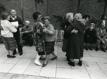 Unas parejas participan en el concurso de baile de organillos en las fiestas del Dos de Mayo, en Madrid, en 1988.