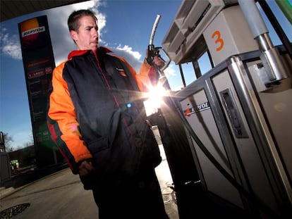 Empleado de una gasolinera de Repsol YPF en Madrid.