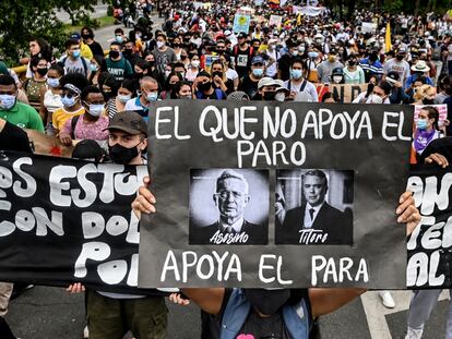 Un cartel contra el presidente Duque y el expresidente Uribe, el pasado 28 de abril durante una protesta en Medellín.