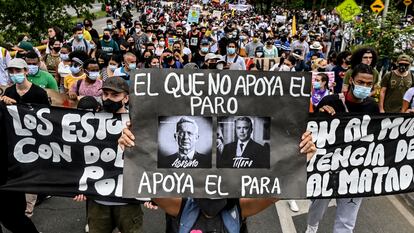 Un cartel contra el presidente Duque y el expresidente Uribe, el pasado 28 de abril durante una protesta en Medellín.