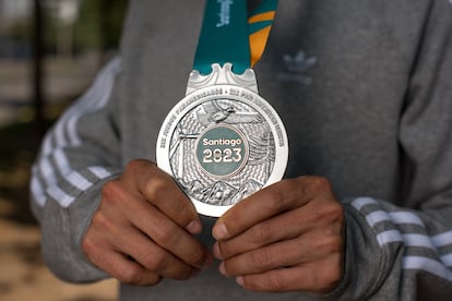 La medalla de plata que ganó Hugo Catrileo.