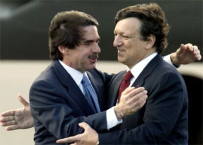 El primer ministro portugués da la bienvenida a Aznar.