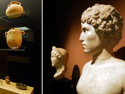 En las vitrinas se exhibe una colección de urnas cinerarias. A la derecha, estatuas romanas.