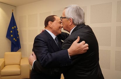Silvio Berlusconi se abraza el lunes por la tarde con el presidente de la Comisi&oacute;n Europea, Jean-Claude Juncker. 