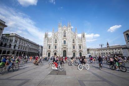 Un grupo de ciclistas participan en el 'flashmob' 'Cambia giro', en la plaza de la catedral de Milán (Italia).