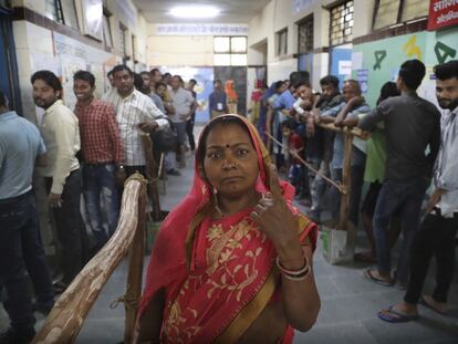 Una mujer muestra una marca indeleble en su dedo tras votar en Nueva Delhi, India el 12 de mayo de 2019.