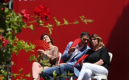 Pedro Sánchez, junto a Carmen Calvo, conversa con Susana Díaz durante un mitin en Córdoba.