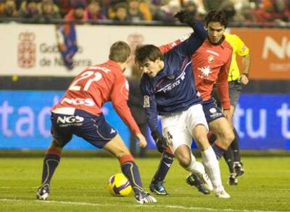 Javi Martínez intenta llevarse el balón ante Vadocz.