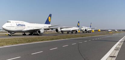 Aviones de Lufthansa estacionados en el aeropuero de Fráncfort.