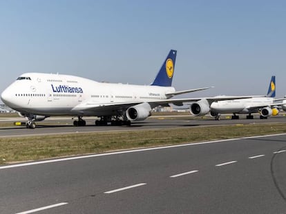 Aviones de Lufthansa estacionados en el aeropuero de Fráncfort.