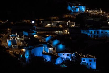 GRA413. JÚZCAR (MÁLAGA), 02/12/2016.- Vista del alumbrado navideño de Júzcar, conocido como 'Pueblo Pitufo', que ha sido inaugurado esta noche. EFE/Jorge Zapata