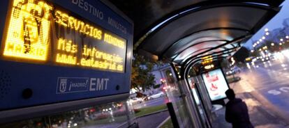 Una pantalla informa de los servicios mínimos en la marquesina de una parada de autobús, durante la jornada de paros en Metro y EMT.