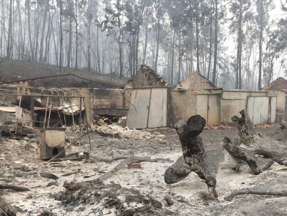 Várias casas danificadas pelo fogo em Nodeirinho, perto de Pedrógão Grande (Portugal).