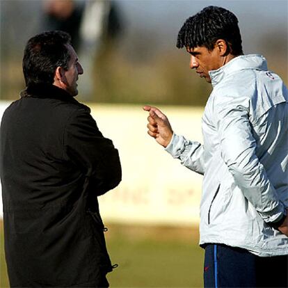 Txiki Begiristain y Frank Rijkaard conversan durante el entrenamiento del Barça en Peralada.