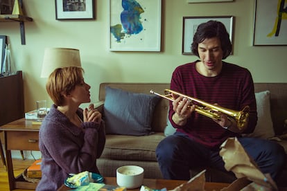 Adam Driver com Scarlett Johansson em uma cena de ‘História de um casamento’.