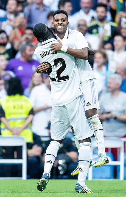 Rodrygo celebra su gol de penalti.