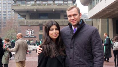 Matthew Hedges y su esposa, Daniela Tejada, en una foto tomada en Londres en 2017. 