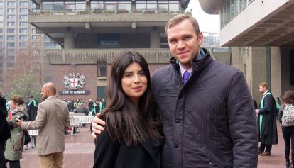 Matthew Hedges y su esposa, Daniela Tejada, en una foto tomada en Londres en 2017.