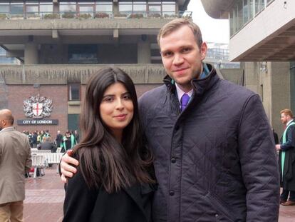 Matthew Hedges y su esposa, Daniela Tejada, en una foto tomada en Londres en 2017. 