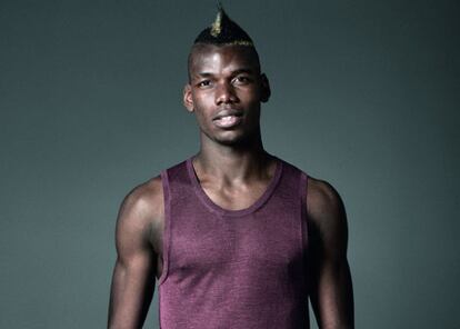 Paul Labile Pogba nació en Lagny-sur-Marne, al lado de París, un 15 de marzo de 1993. Tal vez sea su juventud la razón por la que luce con tanta naturalidad este 'look' de camiseta de tirantes y pantalón de vestir de Gucci.