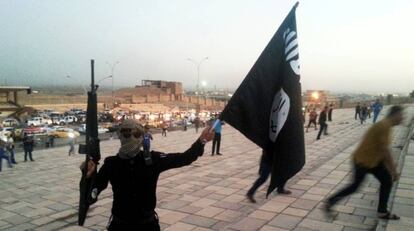 Un miembro del Estado Isl&aacute;mico en Mosul en junio de 2014.