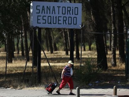 Una persona pasa ayer por delante del cartel del Sanatorio Esquerdo.