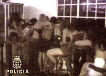 Captura de video de la acción policial contra dos redes de explotación sexual.