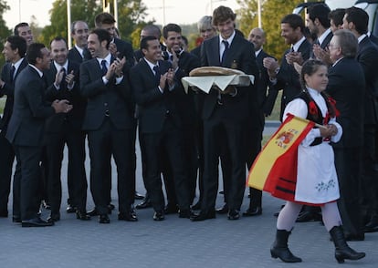 Fernando Llorente sostiene el pastel con el que fueron obsequiados los internacionales españoles a su llegada a Gniewino.