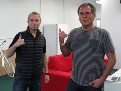 Micha Benoliel (fundador) y Christophe Daligault (director de marketing, a la derecha), en la sede de Firechat, en la bah&iacute;a de san Francisco.