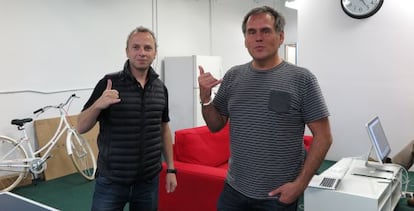 Micha Benoliel (fundador) y Christophe Daligault (director de marketing, a la derecha), en la sede de Firechat, en la bah&iacute;a de san Francisco.