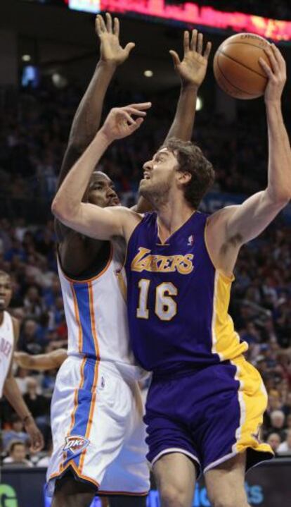 Serge Ibaka defiende una entrada a canasta de Pau Gasol, en un partido entre Los Angeles Lakers y Oklahoma City Thunder disputado esta temporada