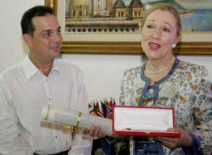 Benita Ferrero-Waldner, al recibir del secretario general de la alcaldía de Cartagena las llaves de la ciudad.