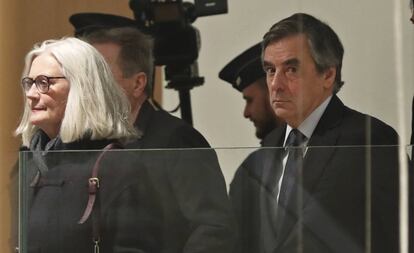 Penelope Clarke y François Fillon llegan al tribunal de París el 24 de febrero al inicio del juicio por los supuestos empleos ficticios