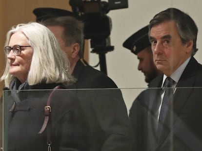 Penelope Clarke y François Fillon llegan al tribunal de París el 24 de febrero al inicio del juicio por los supuestos empleos ficticios