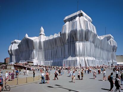 El Reichstag de Berlín, envuelto por Christo y Jeanne-Claude en 1995.