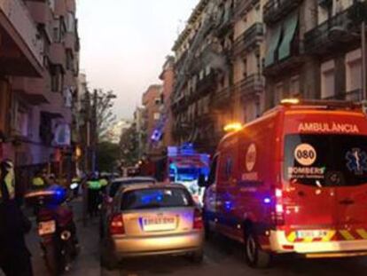 Serveis d'emergències mobilitzats al carrer de l'incendi.