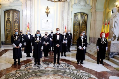 El rey Felipe VI y el presidente del Consejo General del Poder Judicial (CGPJ), Carlos Lesmes, posan antes de inaugurar el año judicial.