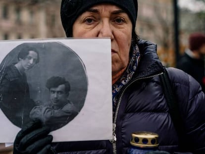 Una mujer sostiene la fotografía de sus familiares, represaliados por el estalinismo en la ceremonia en memoria de las víctimas, este martes en Moscú.