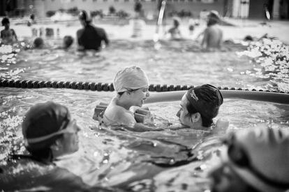 Alba pasa uno de los mejores momentos del día en la piscina junto con su monitora María.