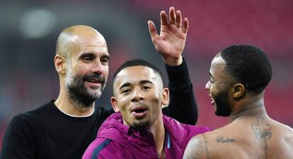 Pep Guardiola celebra el triunfo con sus goleadores, Jesus y Sterling.